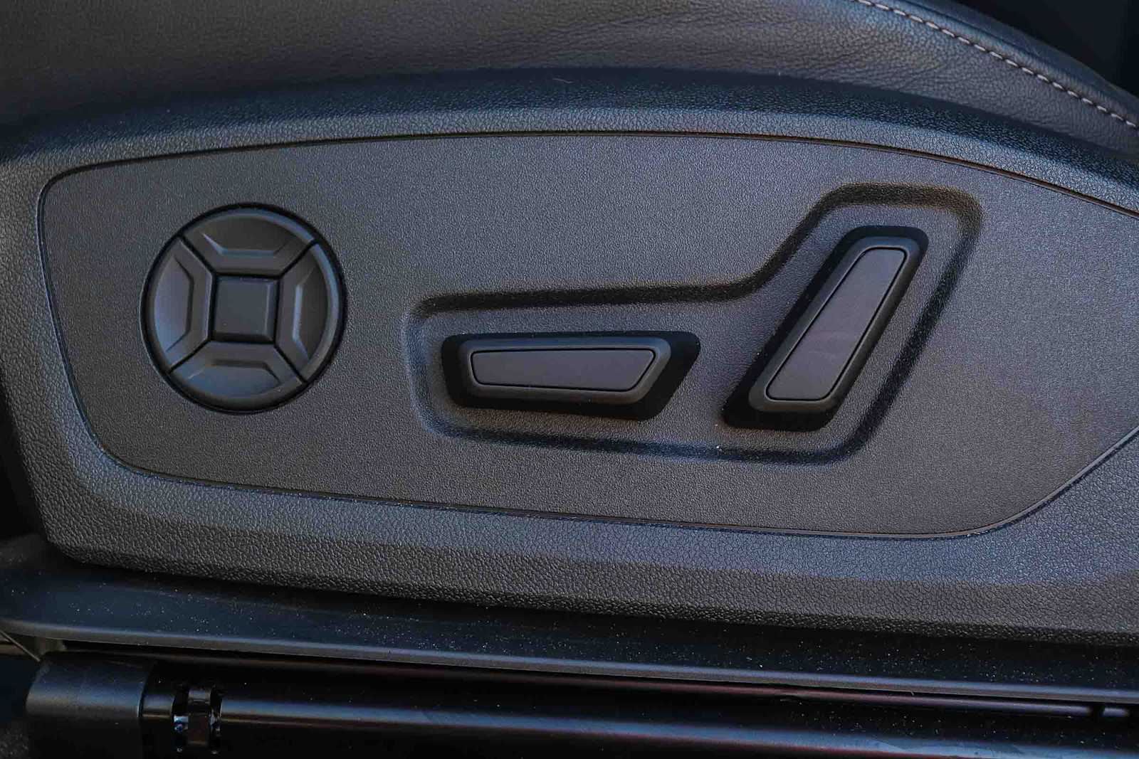 Thumbnail: 2025 Audi Q6 e-tron - 24