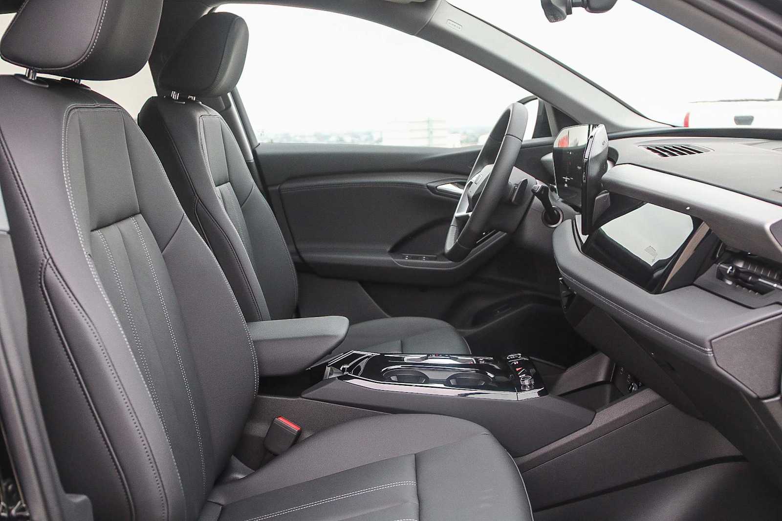 Thumbnail: 2025 Audi Q6 e-tron - 16