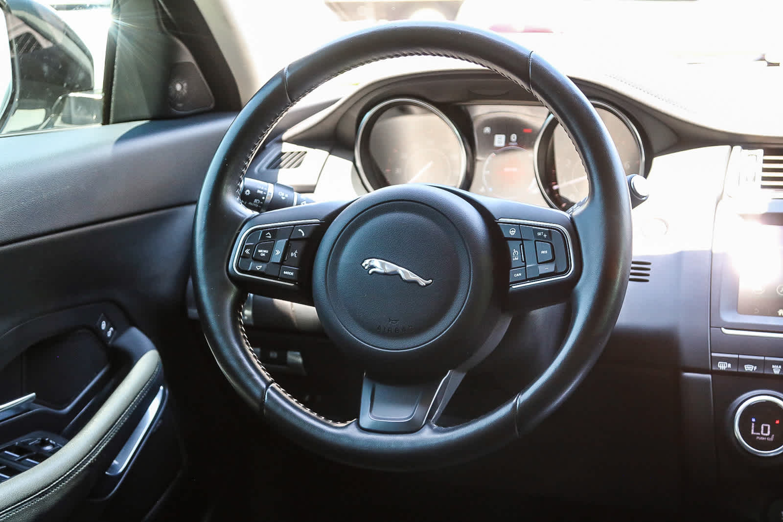 Thumbnail: 2018 Jaguar E-Pace - 14