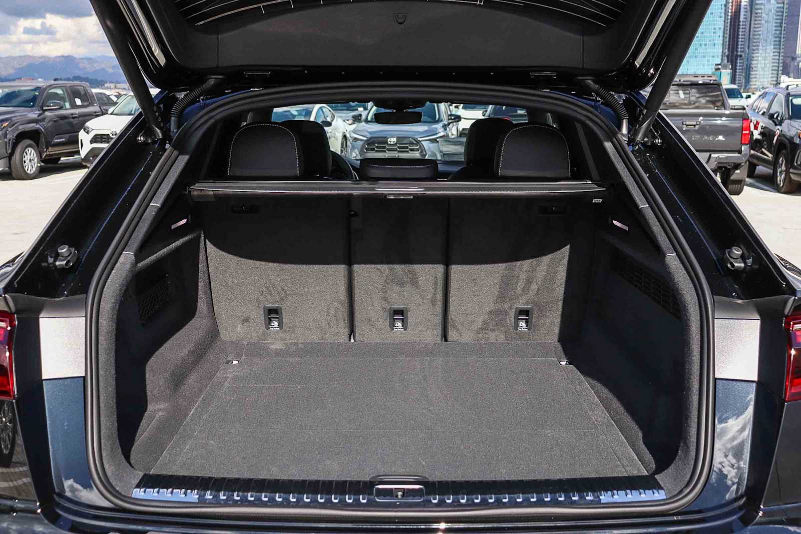 Thumbnail: 2026 Audi Q8 - 38