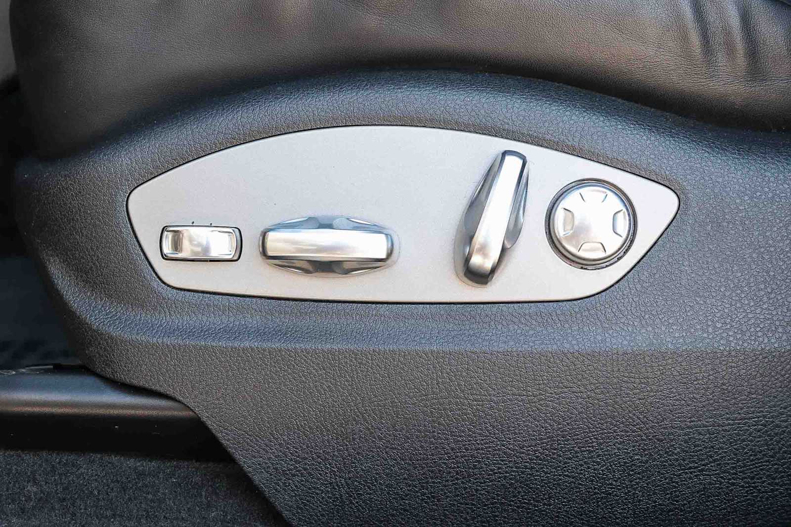 Thumbnail: 2023 Porsche Macan - 24