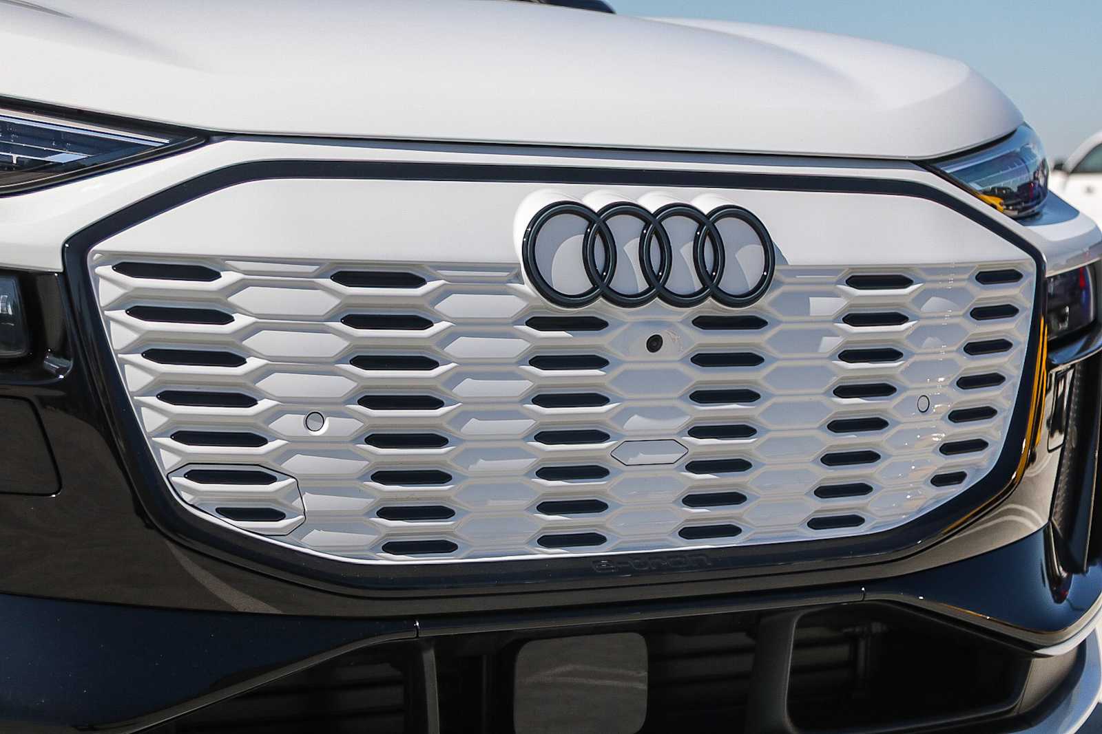 Thumbnail: 2025 Audi SQ6 e-tron - 5