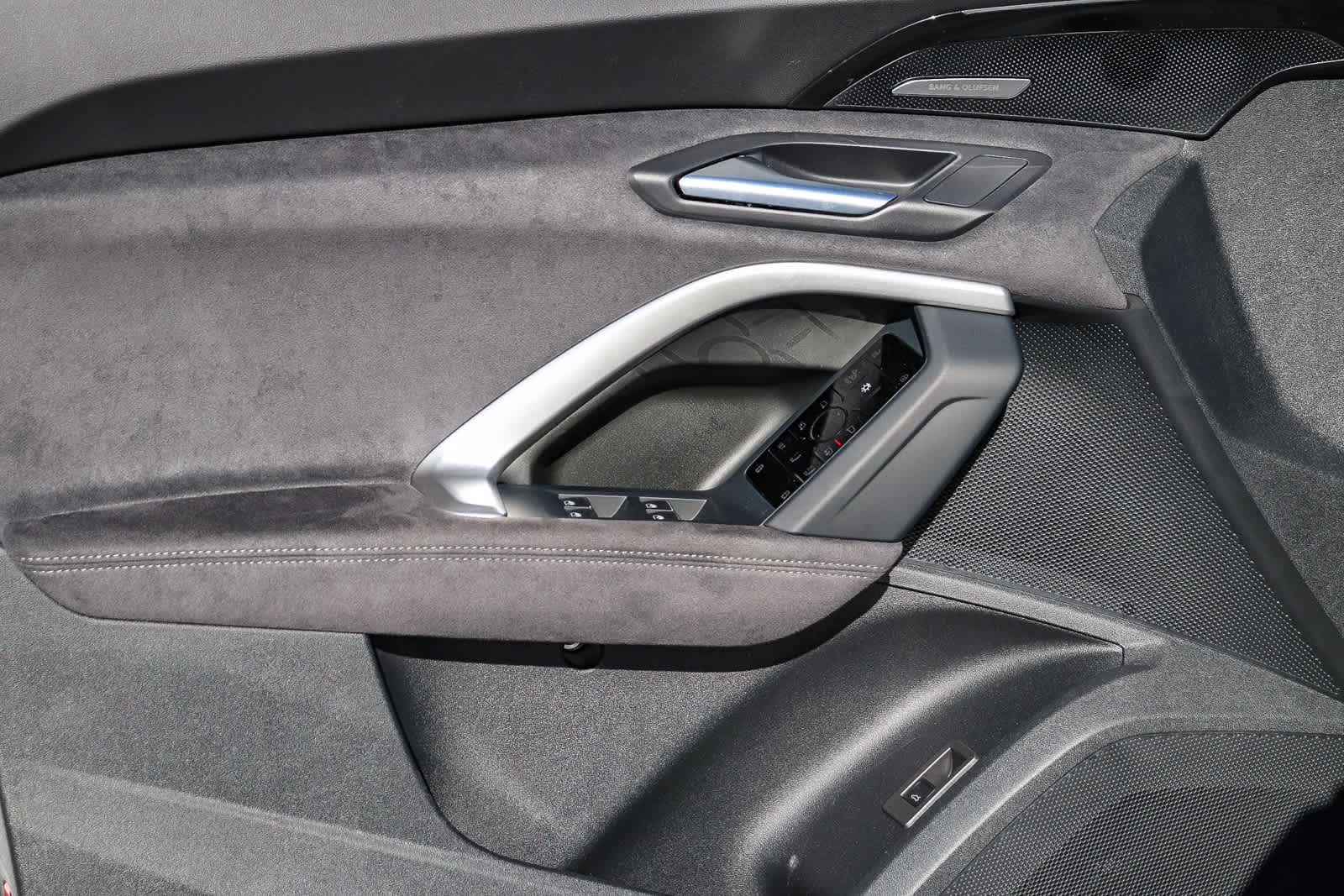 Thumbnail: 2025 Audi SQ5 - 26