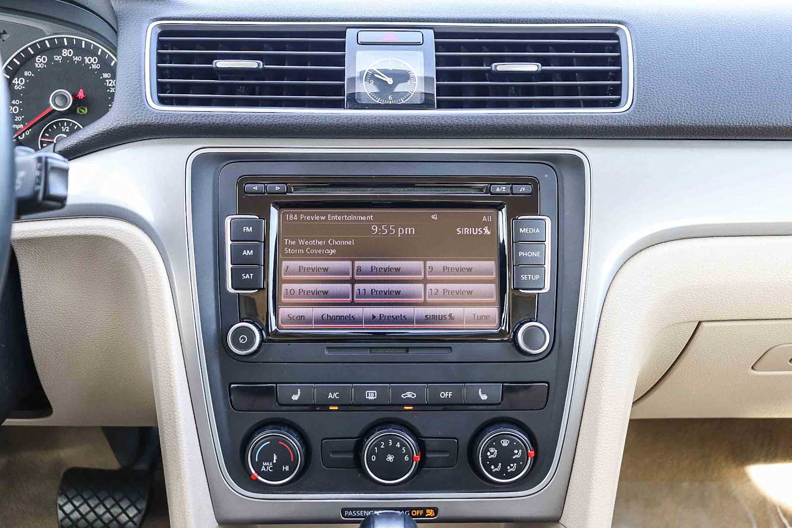 Thumbnail: 2015 Volkswagen Passat - 17