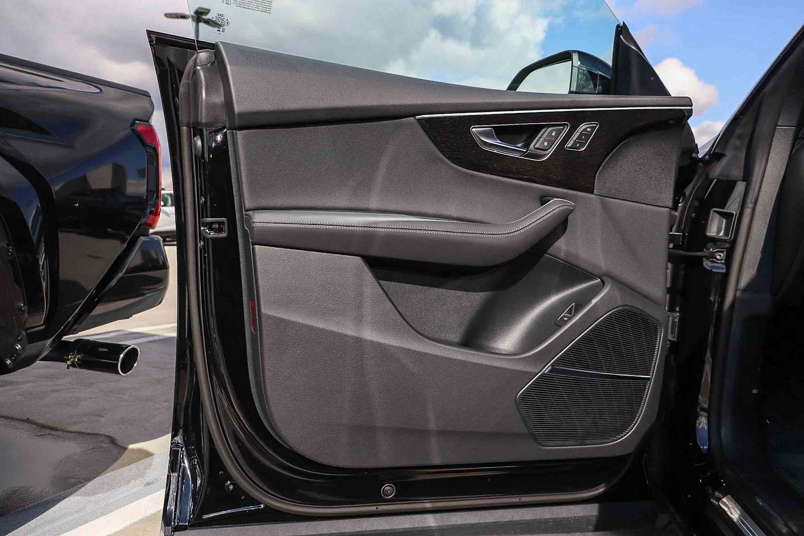 Thumbnail: 2026 Audi Q8 - 30