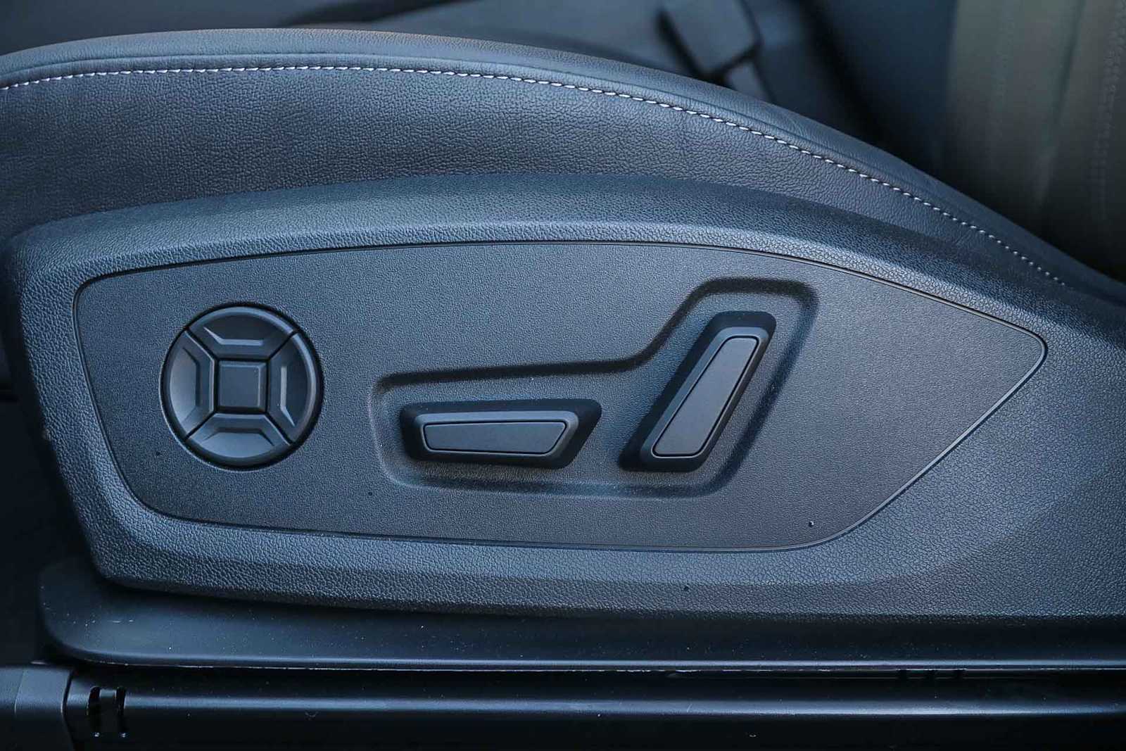 Thumbnail: 2025 Audi Q6 e-tron - 21