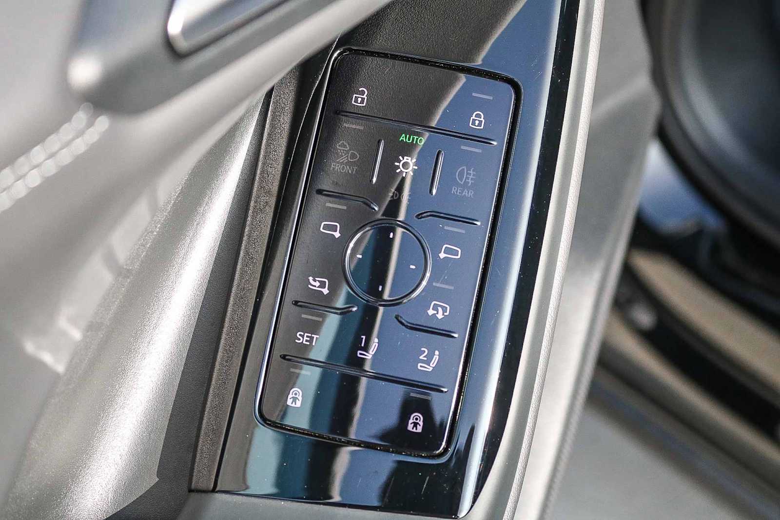 Thumbnail: 2025 Audi Q6 e-tron - 30