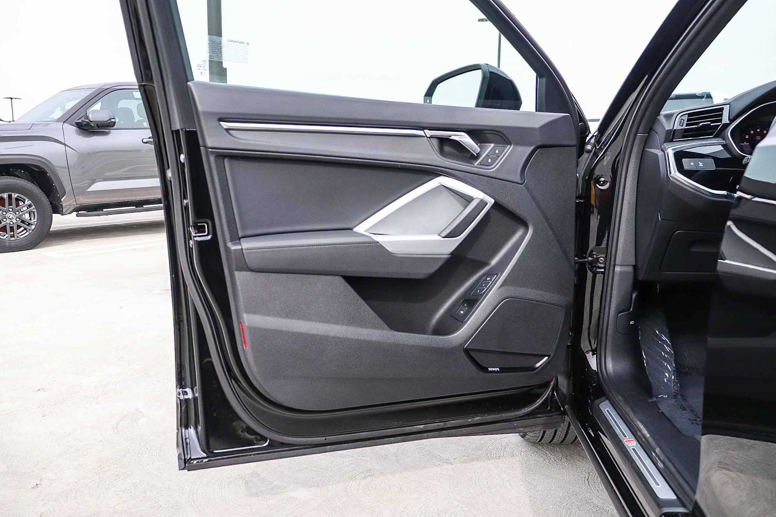 Thumbnail: 2025 Audi Q3 - 30