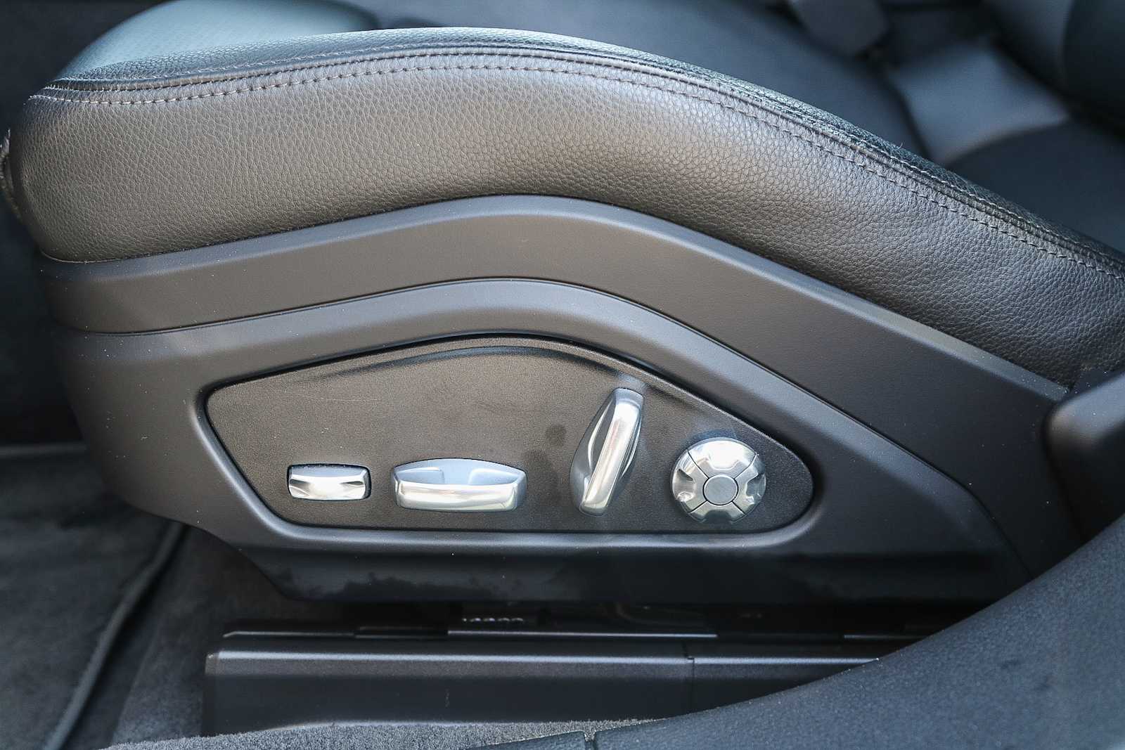 Thumbnail: 2020 Porsche Panamera - 25