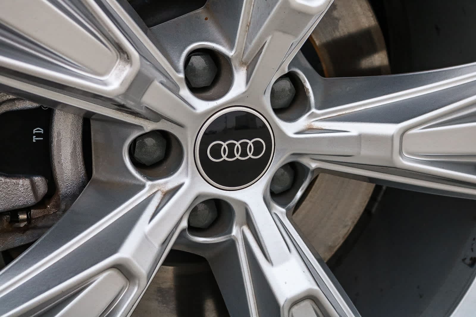 Thumbnail: 2023 Audi Q8 - 15