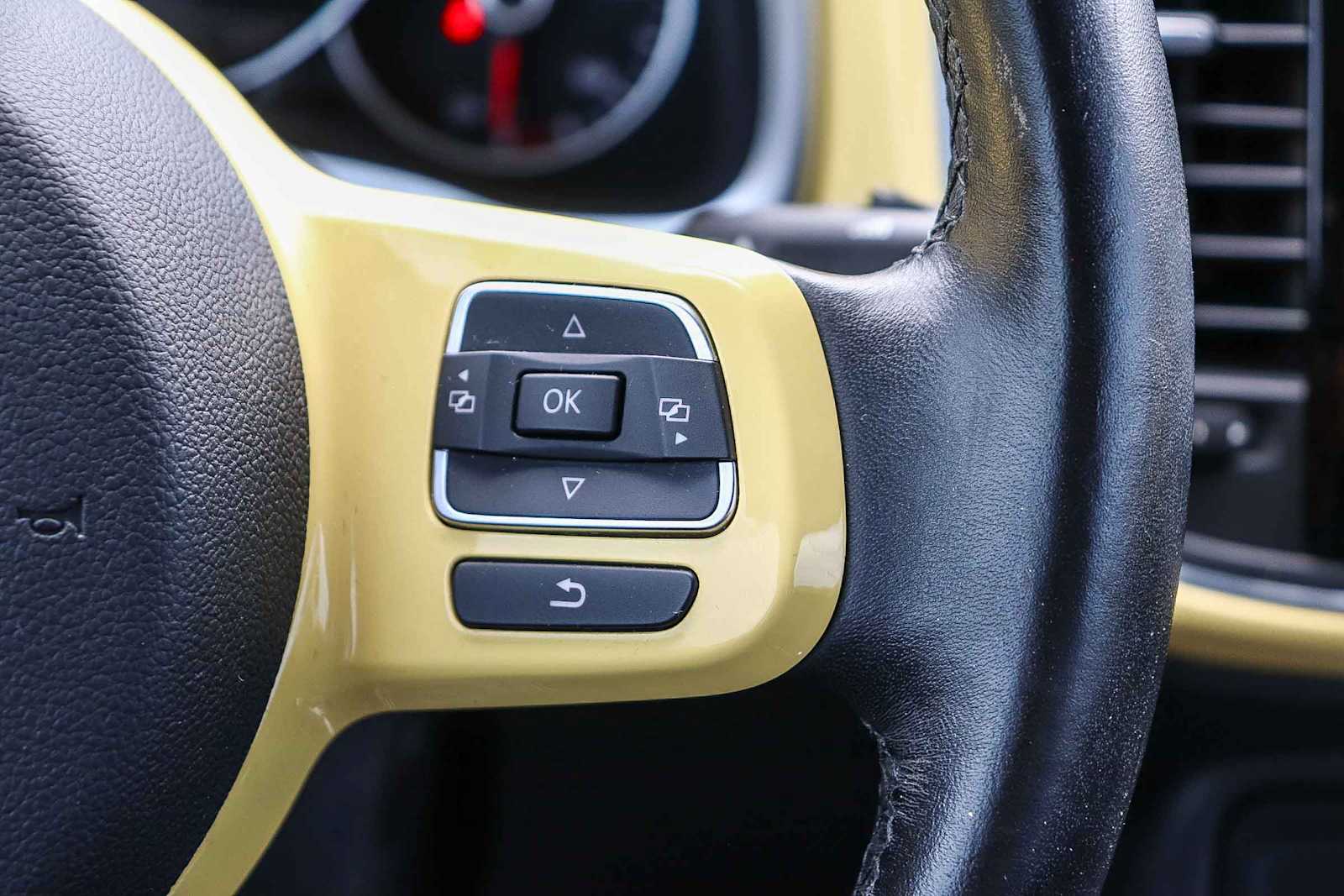 Thumbnail: 2012 Volkswagen Beetle - 21