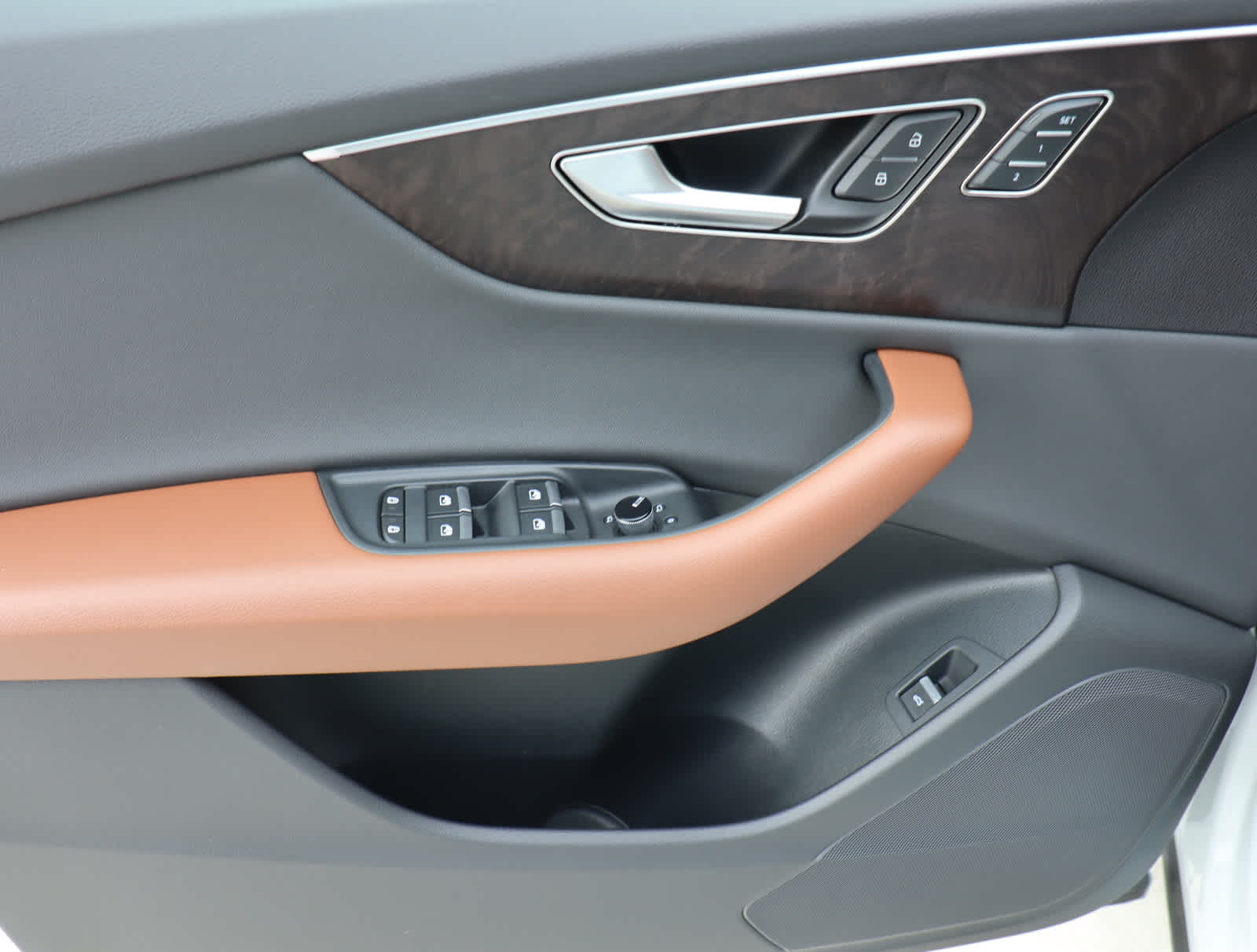 Thumbnail: 2023 Audi Q8 - 16