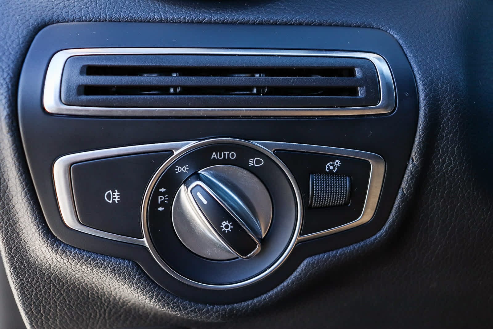 Thumbnail: 2018 Mercedes-Benz C-Class - 28