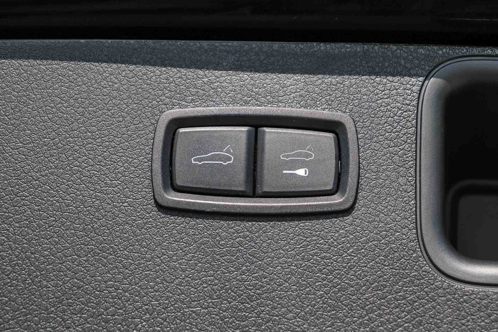 Thumbnail: 2023 Porsche Macan - 38