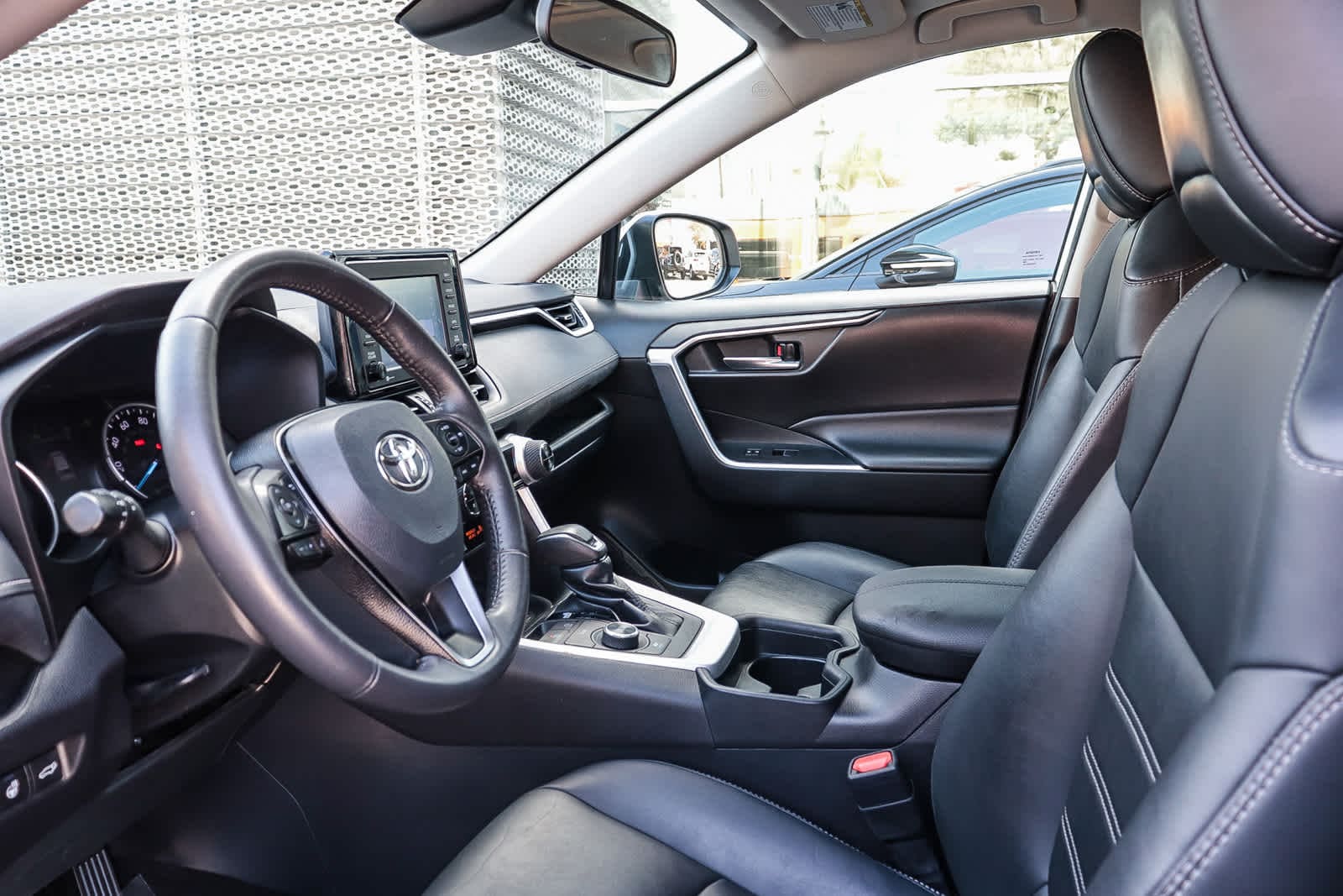 Thumbnail: 2021 Toyota RAV4 - 23