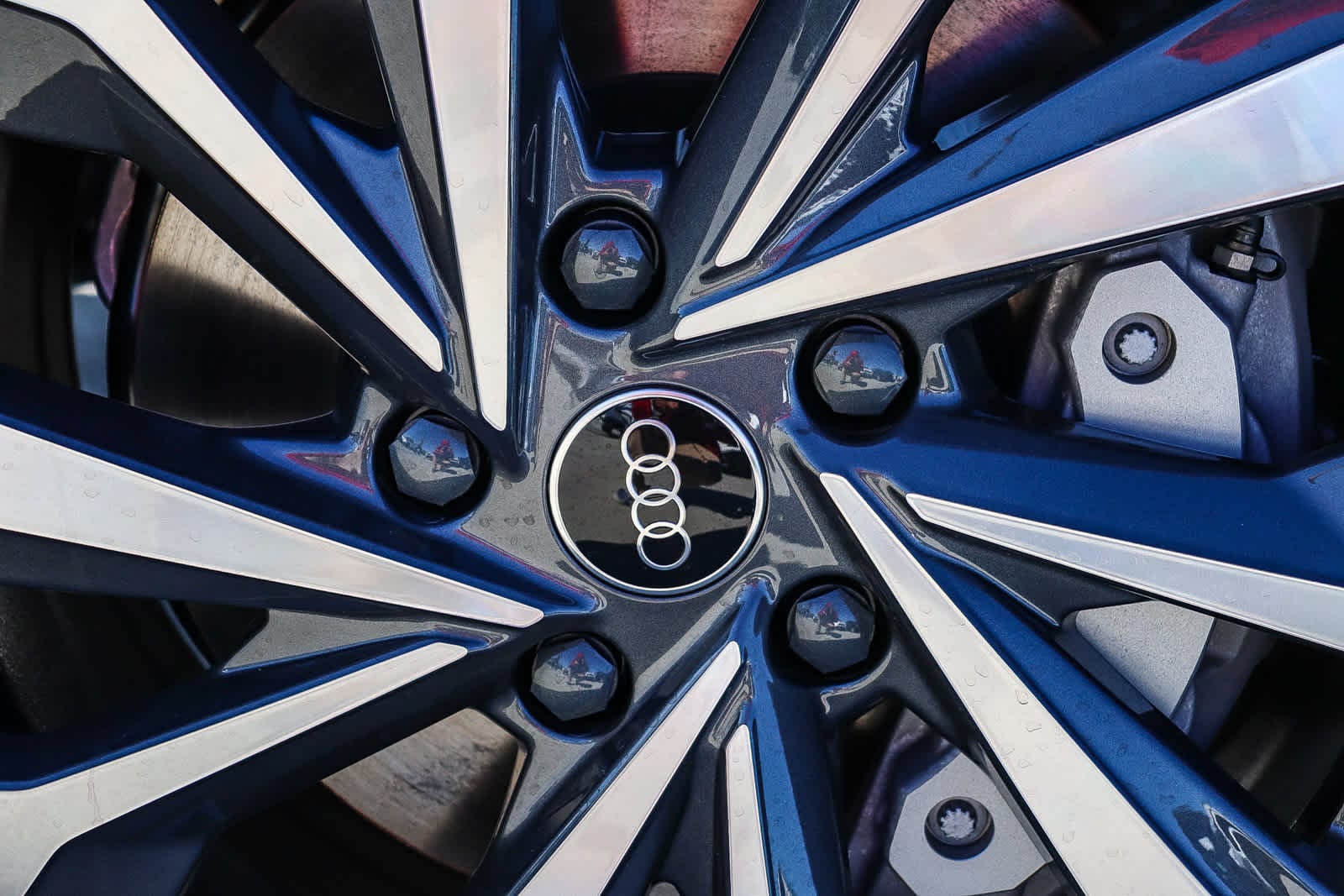 Thumbnail: 2025 Audi Q6 e-tron - 15