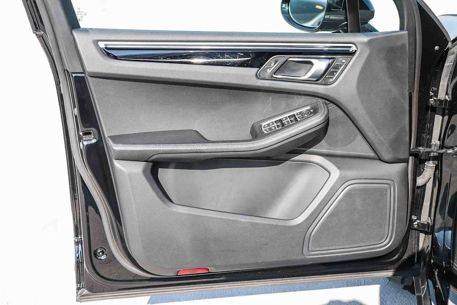 Thumbnail: 2023 Porsche Macan - 27