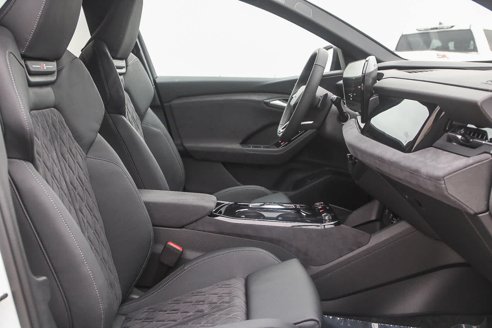 Thumbnail: 2025 Audi SQ6 e-tron - 16