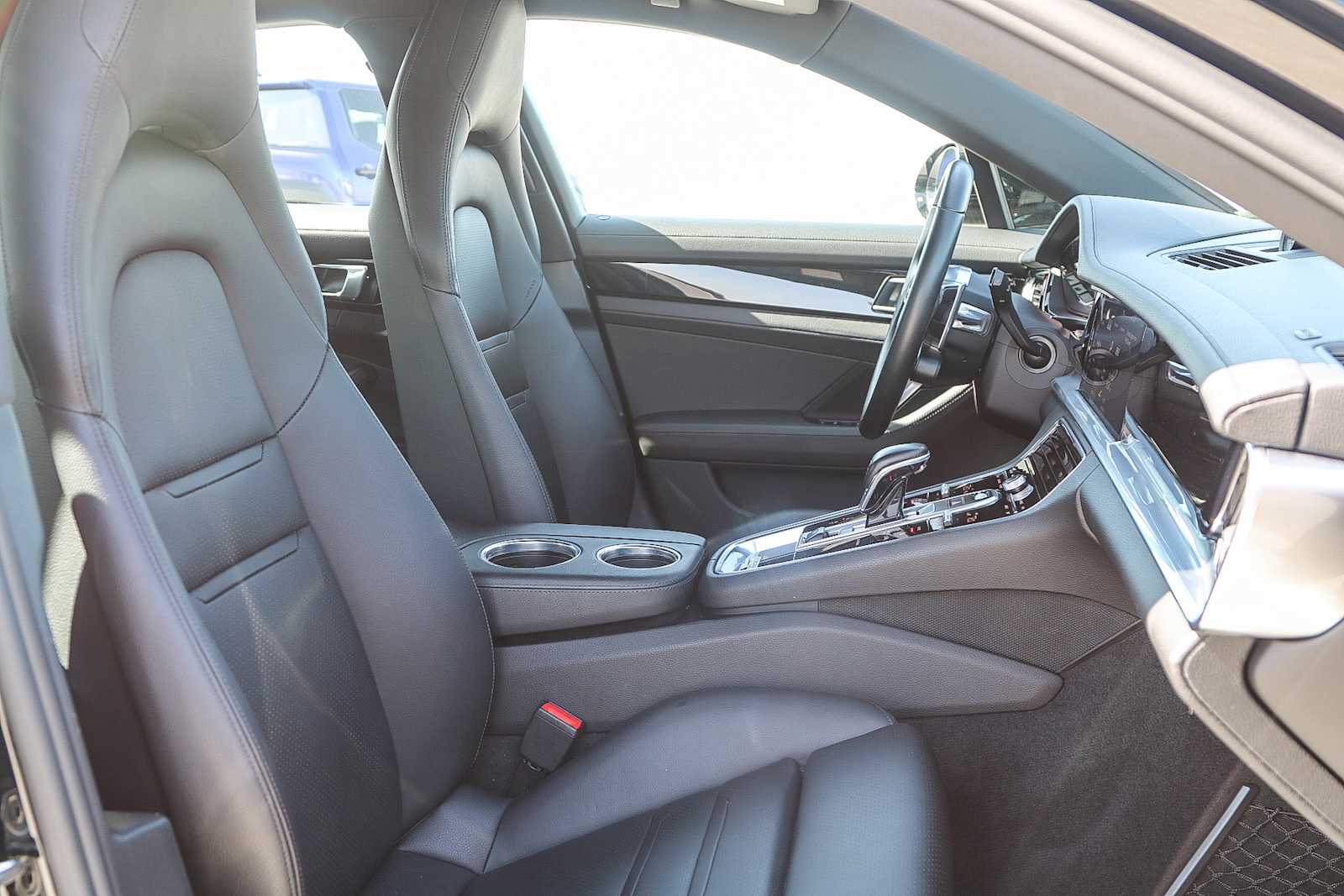 Thumbnail: 2020 Porsche Panamera - 20