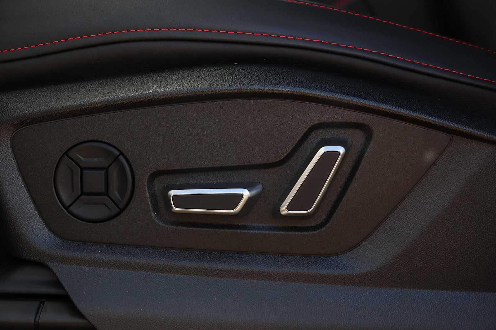 Thumbnail: 2026 Audi RS Q8 - 27