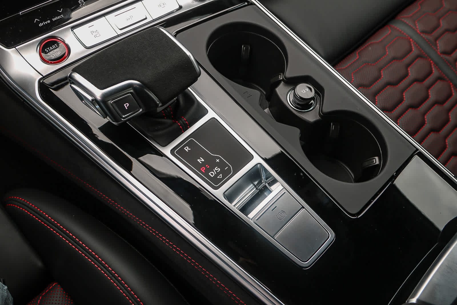 Thumbnail: 2025 Audi RS 6 - 22