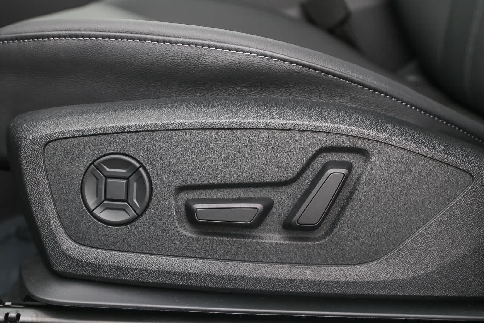 Thumbnail: 2025 Audi Q6 e-tron - 21