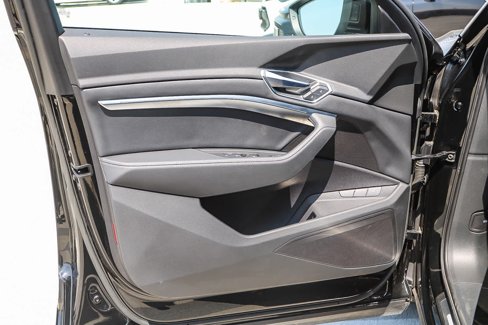 Thumbnail: 2022 Audi e-tron - 24