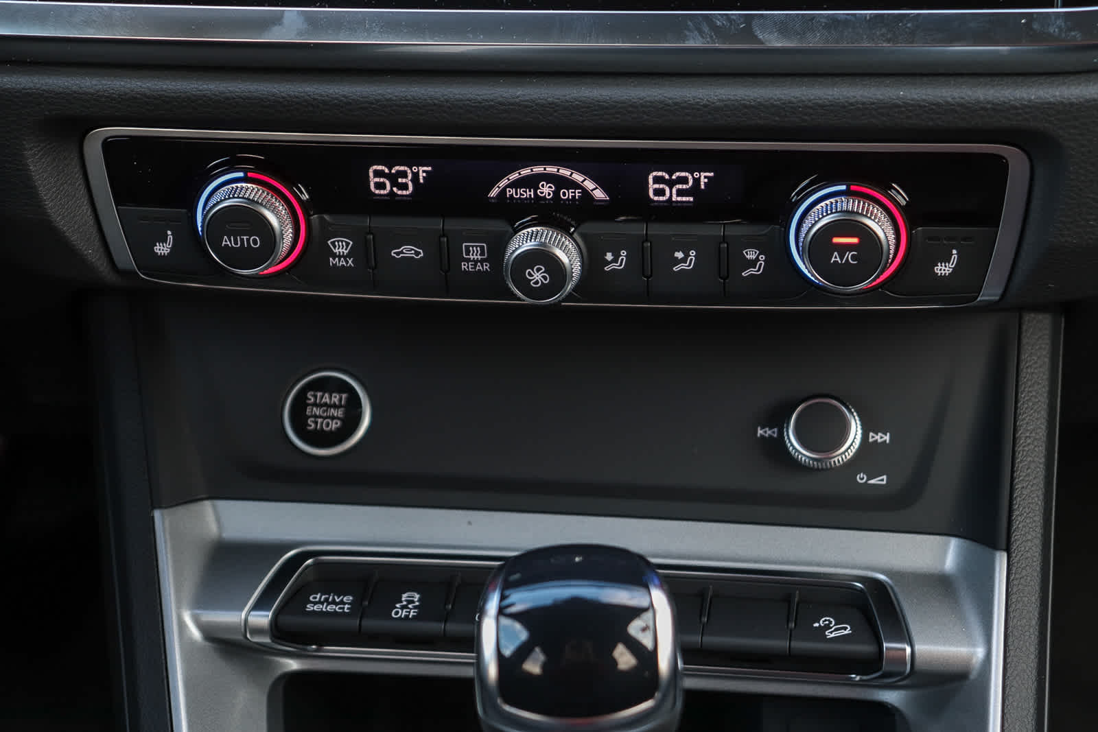 Thumbnail: 2025 Audi Q3 - 17