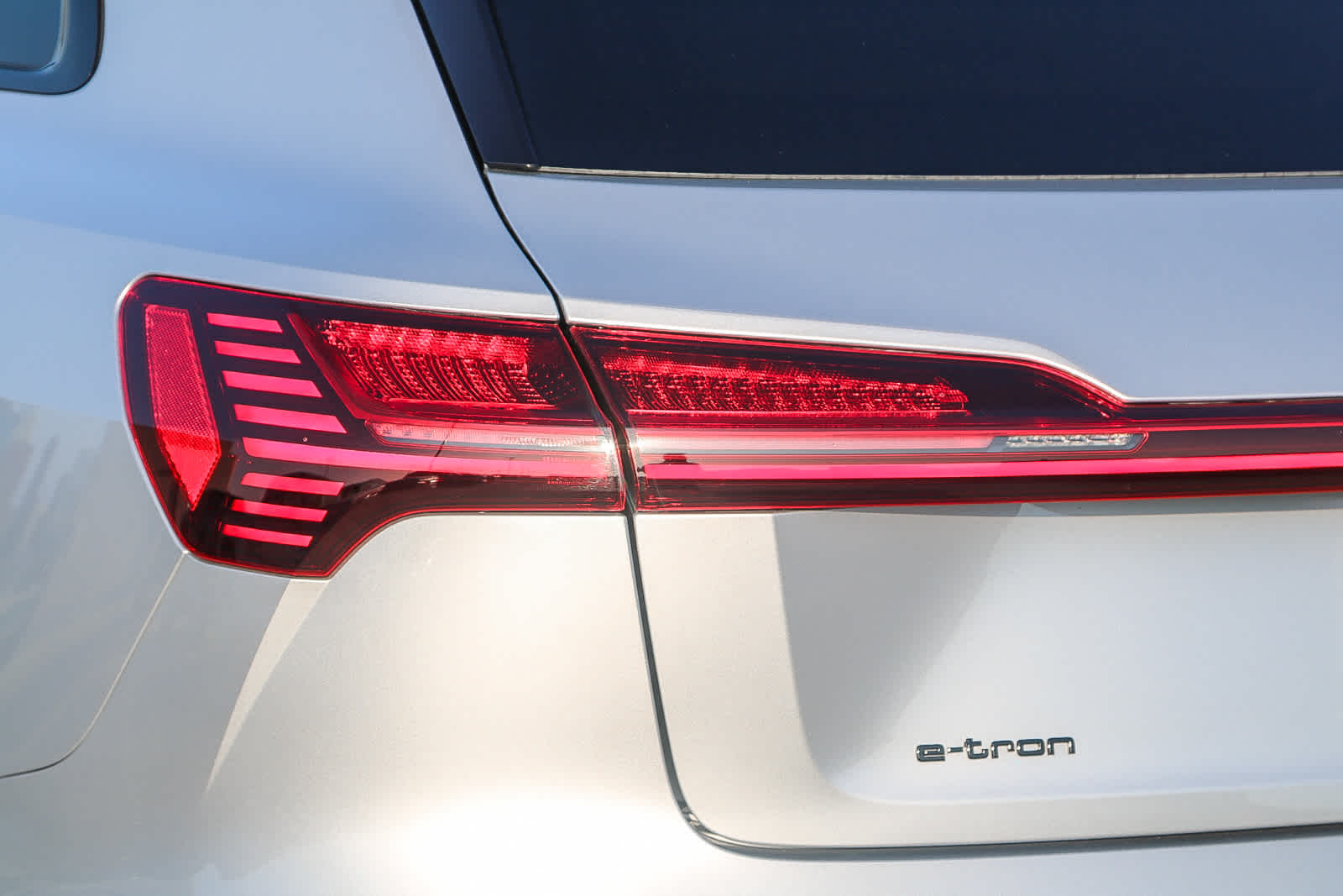 Thumbnail: 2022 Audi e-tron - 8