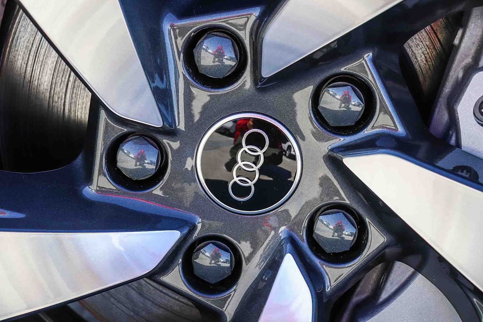 Thumbnail: 2025 Audi Q6 e-tron - 15