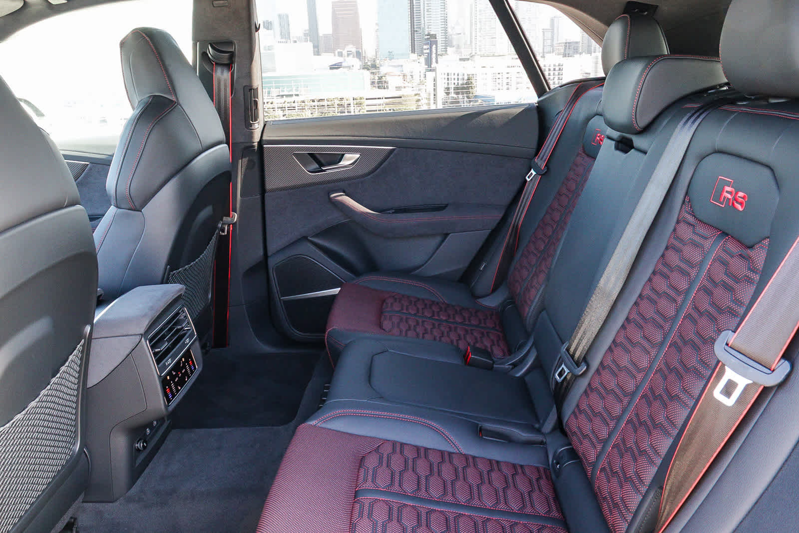 Thumbnail: 2025 Audi RS Q8 - 17