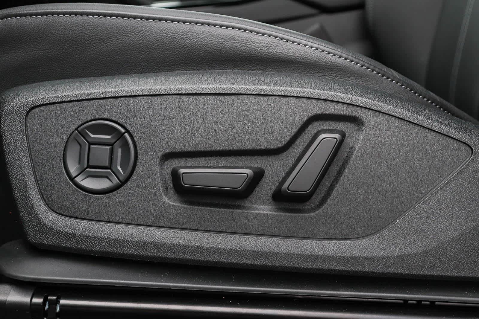 Thumbnail: 2025 Audi Q6 e-tron - 25