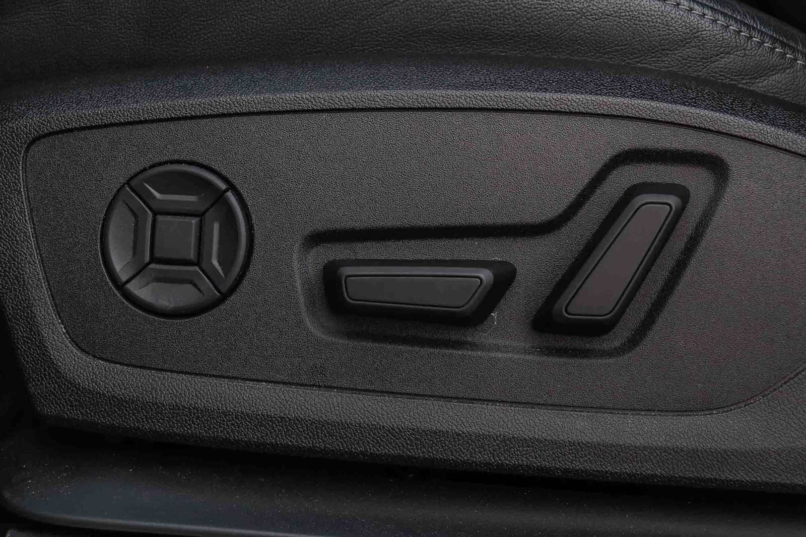 Thumbnail: 2025 Audi Q6 e-tron - 25