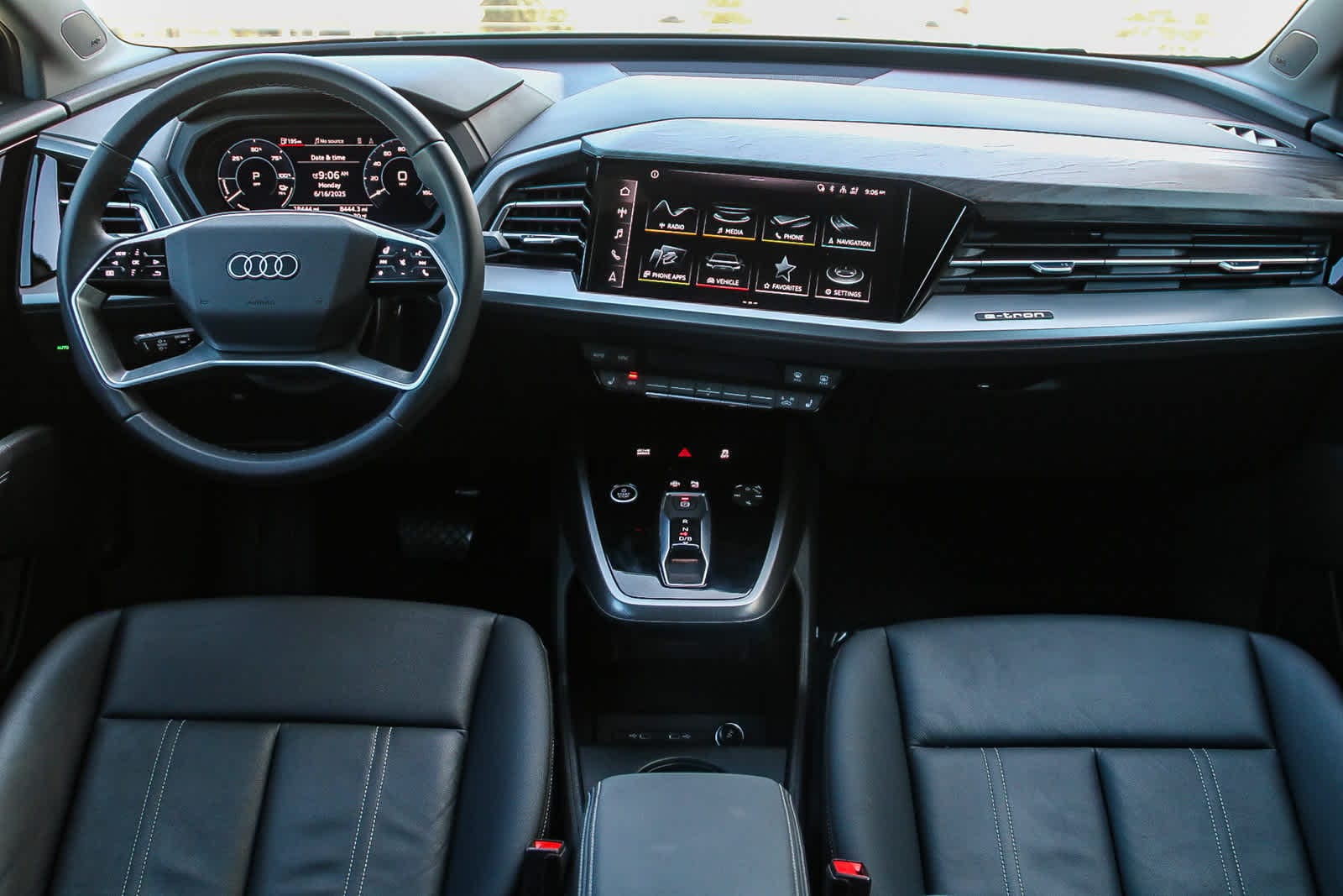 Thumbnail: 2023 Audi Q4 e-tron - 12