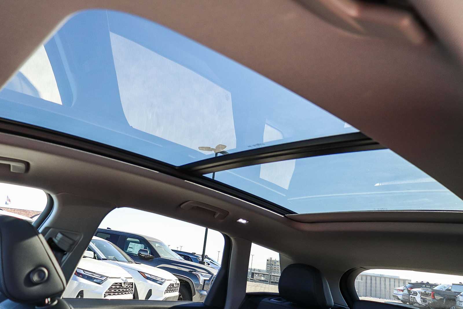 Thumbnail: 2025 Audi Q6 e-tron - 33