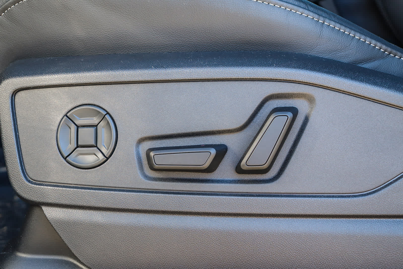 Thumbnail: 2025 Audi SQ5 - 25