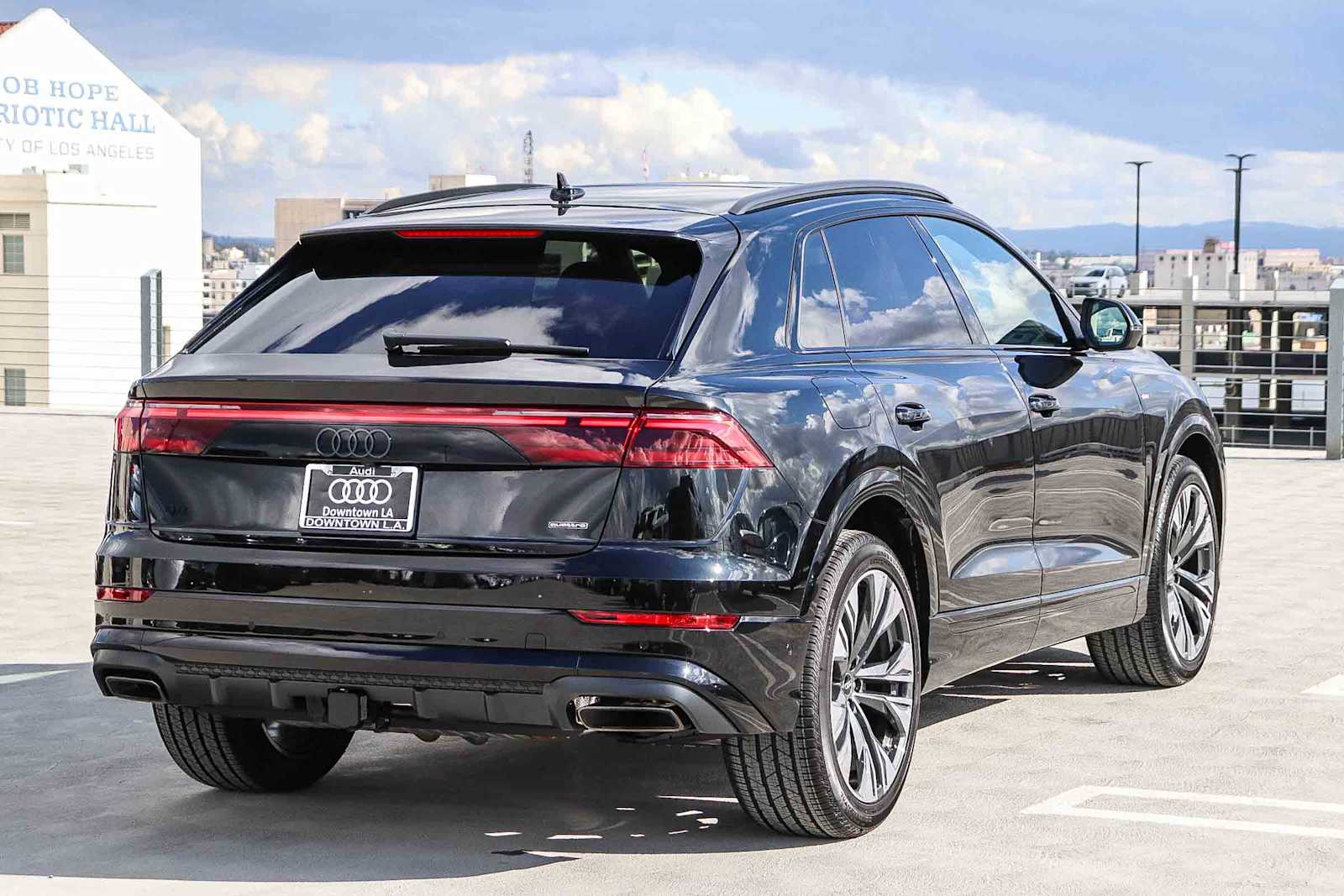 Thumbnail: 2026 Audi Q8 - 4