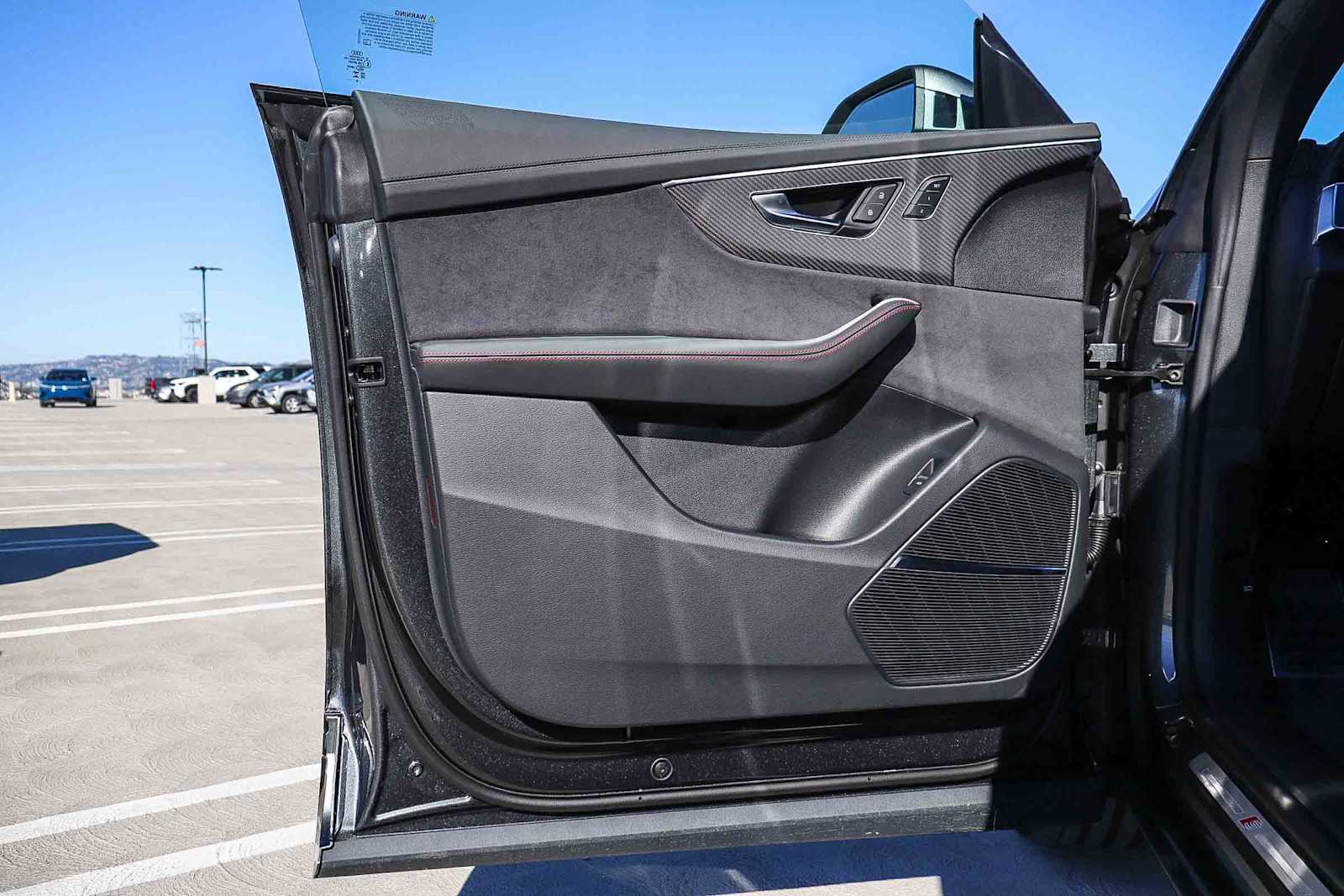 Thumbnail: 2026 Audi Q8 - 30