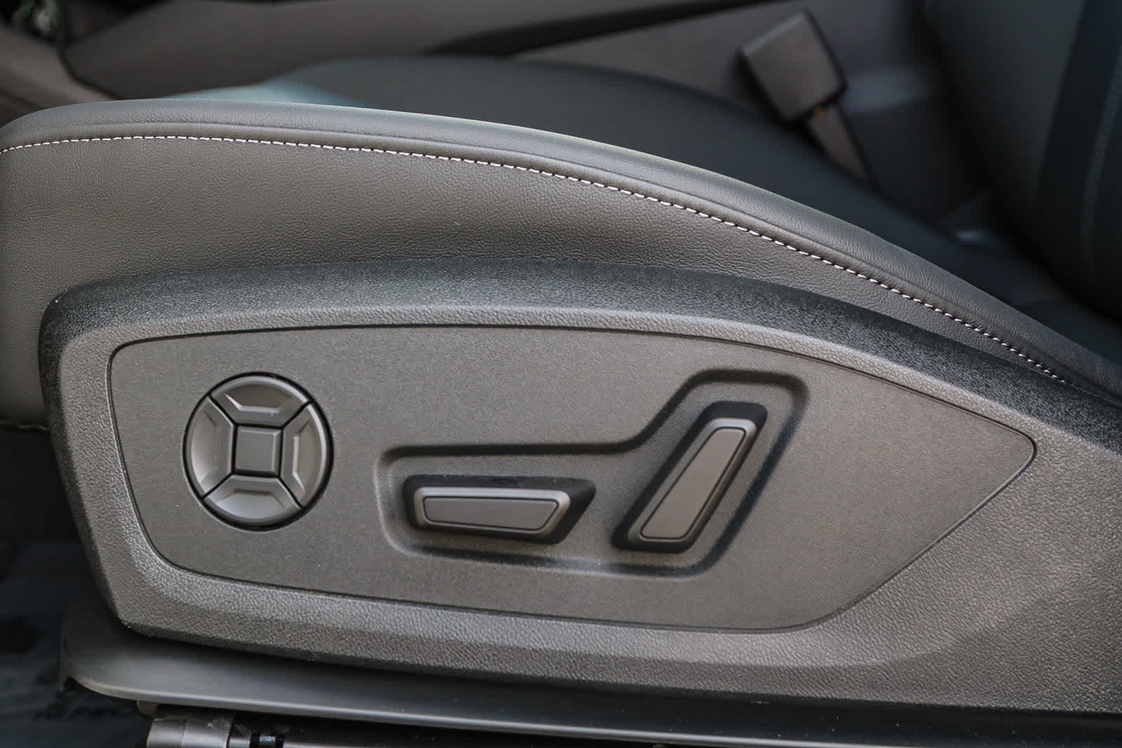 Thumbnail: 2025 Audi Q6 e-tron - 22