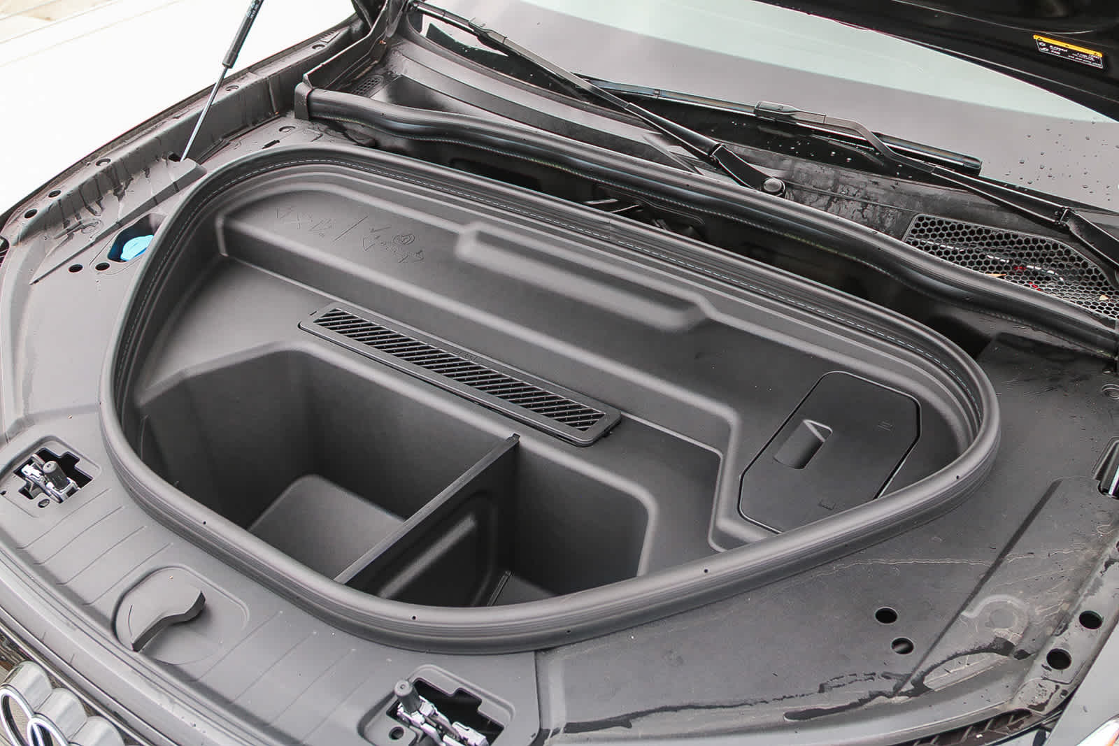 Thumbnail: 2025 Audi Q6 e-tron - 29