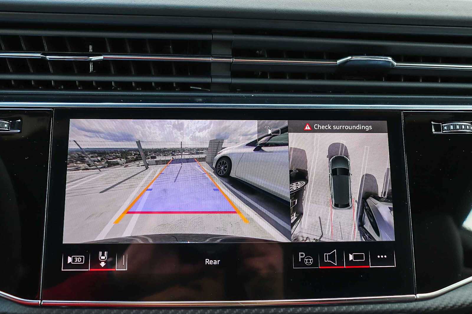 Thumbnail: 2026 Audi RS Q8 - 35