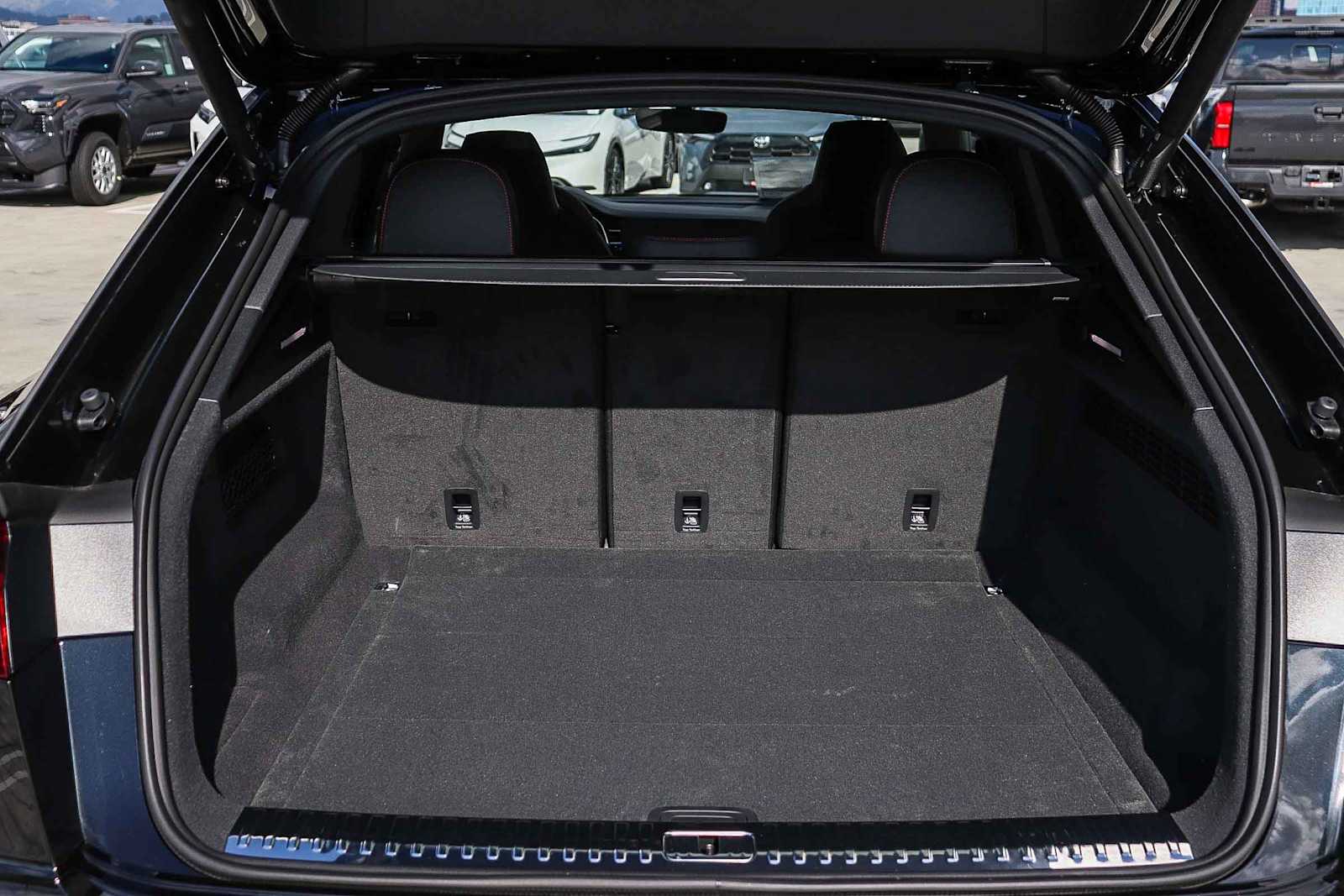 Thumbnail: 2026 Audi RS Q8 - 38