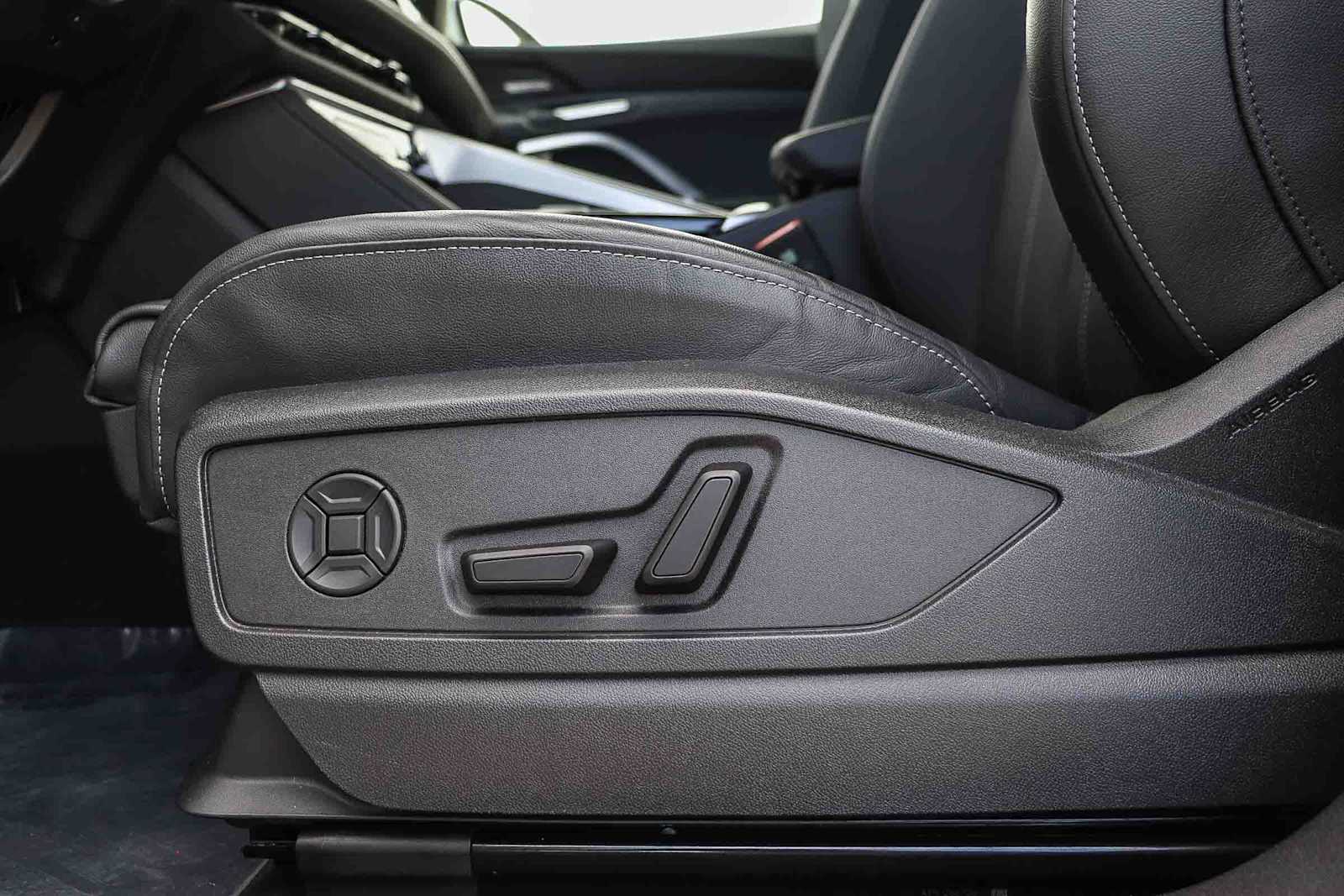 Thumbnail: 2025 Audi Q5 - 25