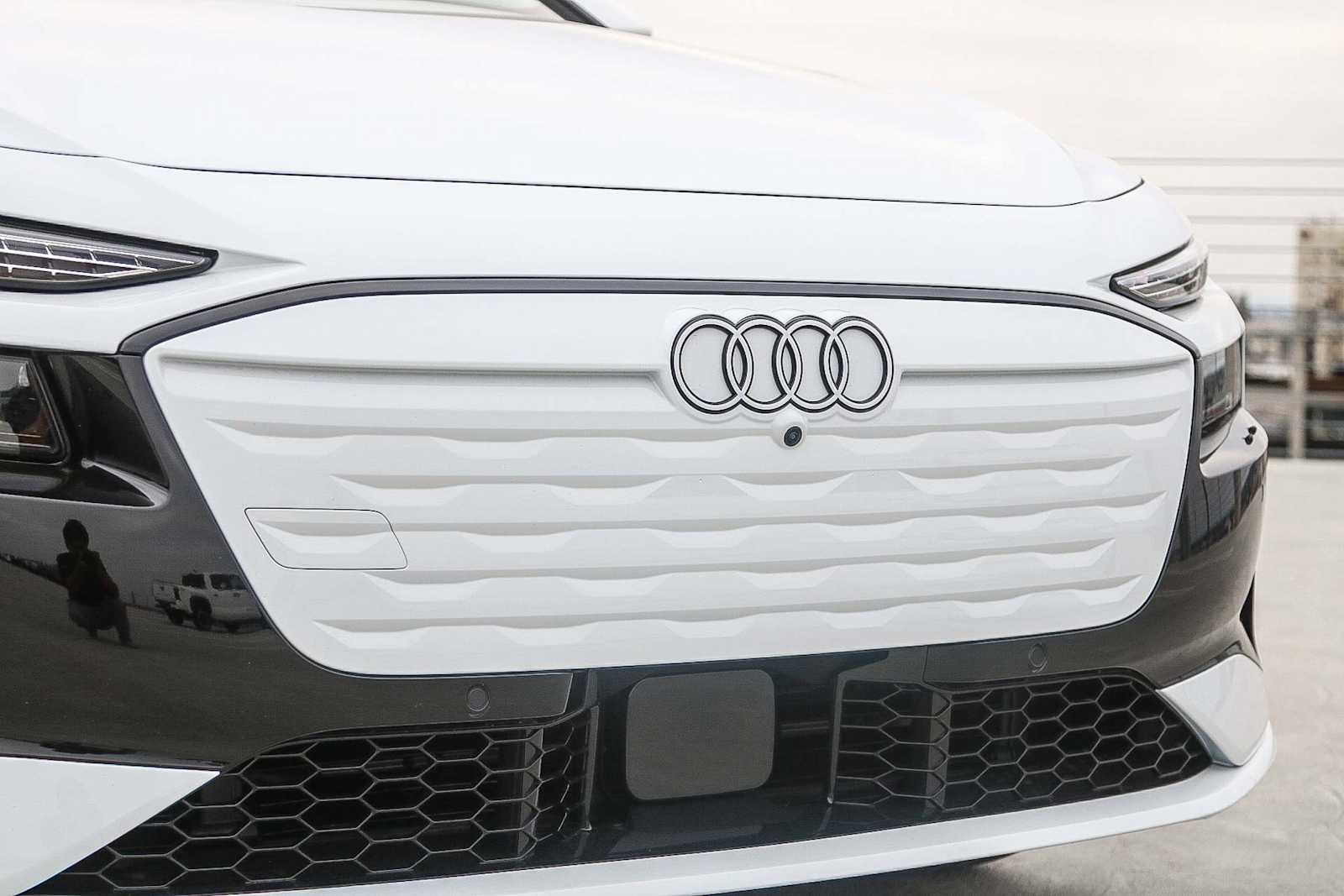 Thumbnail: 2025 Audi e-tron - 5
