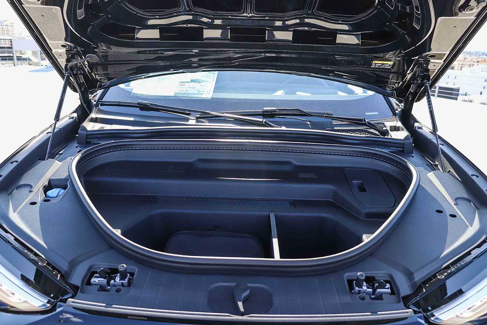 Thumbnail: 2025 Audi Q6 e-tron - 38