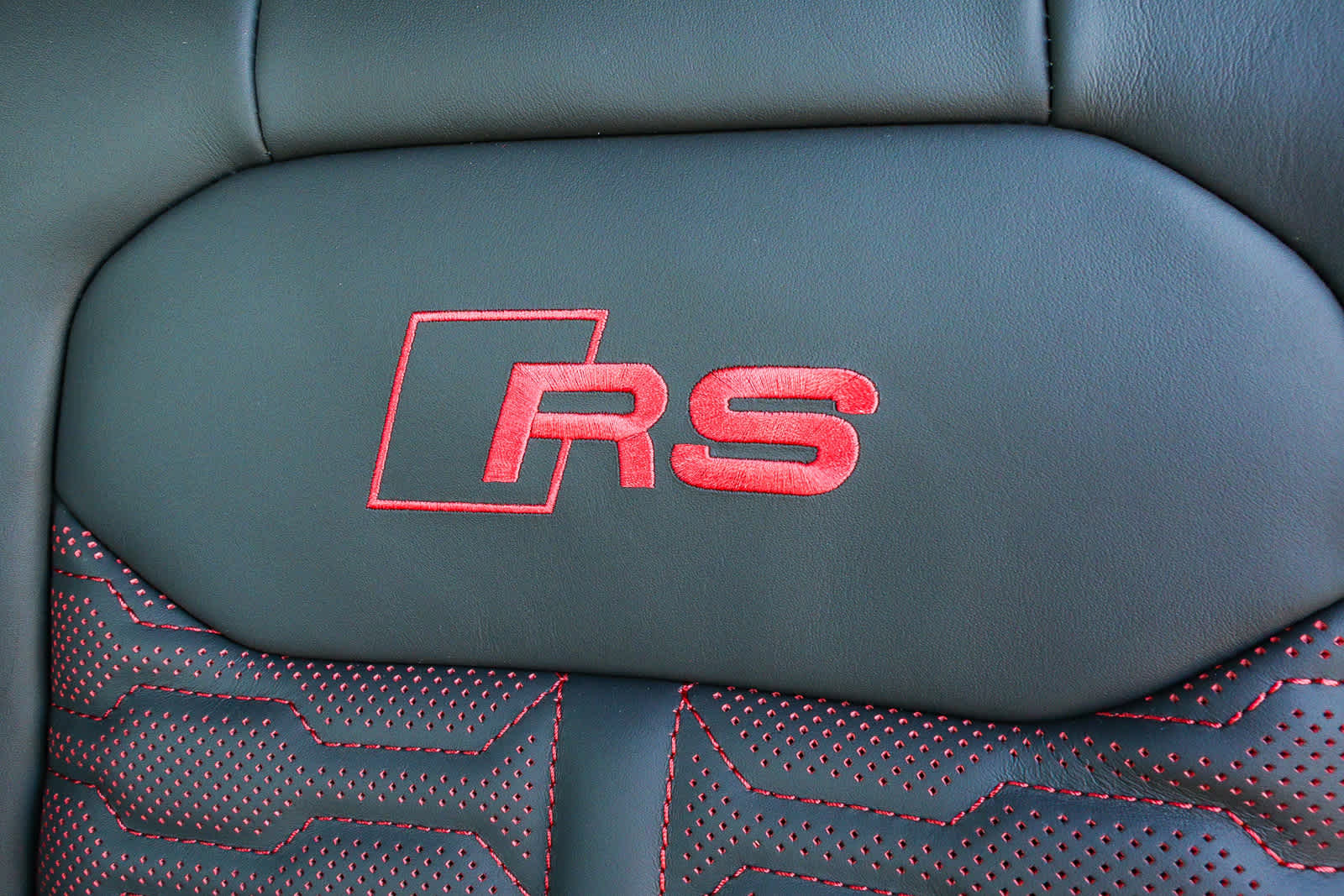 Thumbnail: 2025 Audi RS Q8 - 19