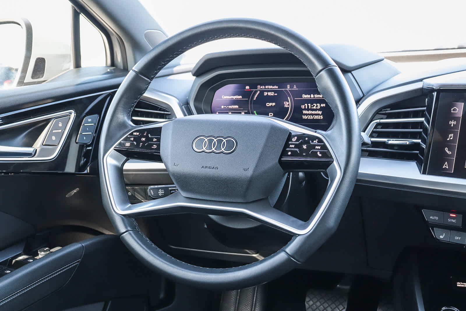 Thumbnail: 2023 Audi Q4 e-tron - 21