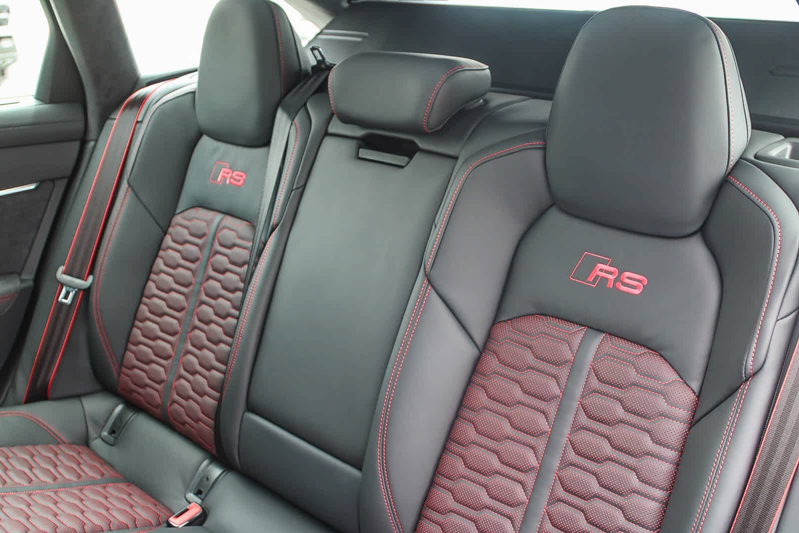 Thumbnail: 2025 Audi RS 6 - 21