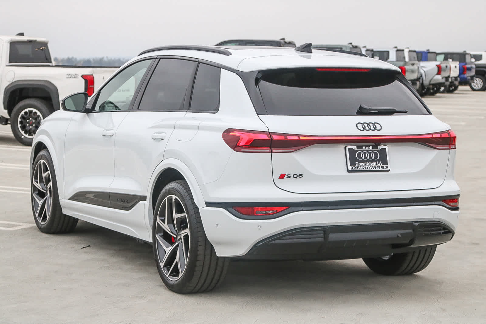 Thumbnail: 2025 Audi SQ6 e-tron - 8