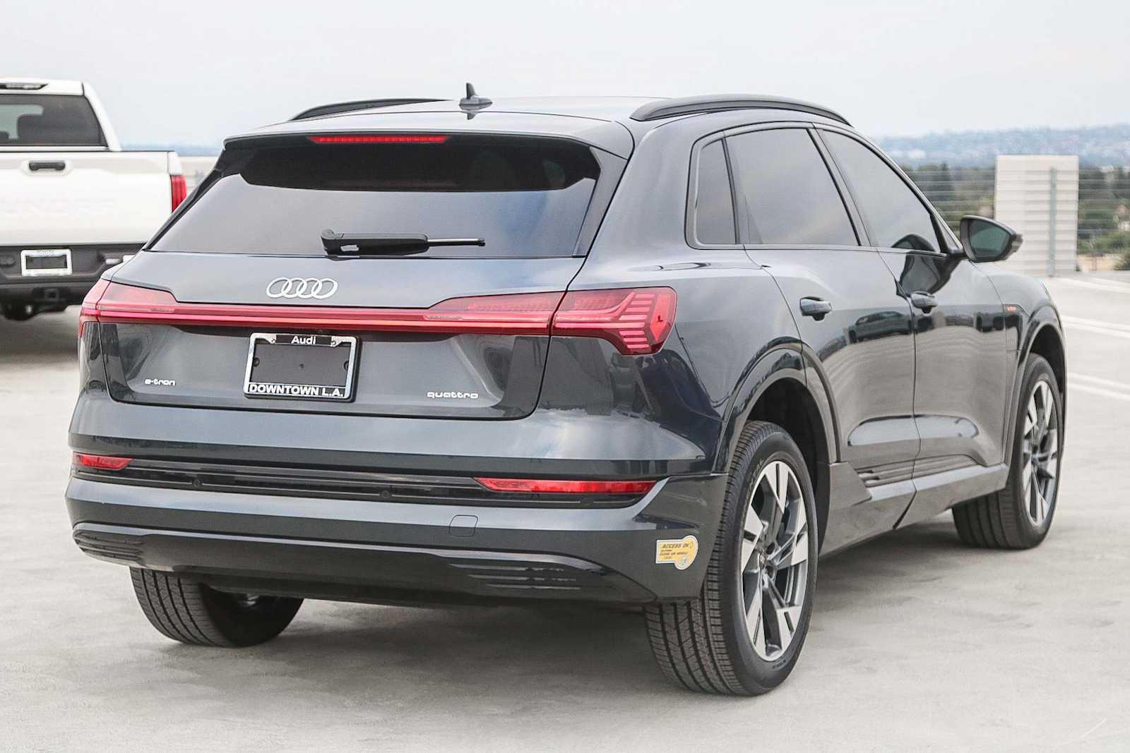 Thumbnail: 2022 Audi e-tron - 6
